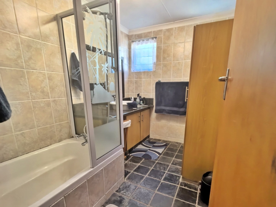 5 Bedroom Property for Sale in Fraaiuitsig Western Cape